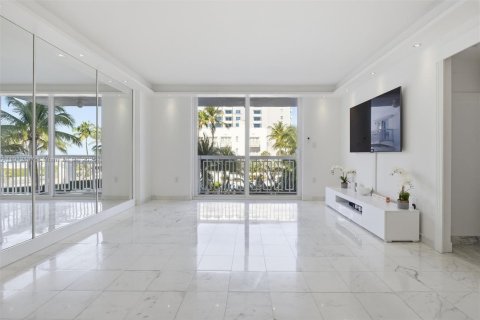 Condo in Miami Beach, Florida  № 1968581 - photo 11