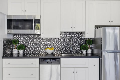 Condo in Miami Beach, Florida  № 1968581 - photo 5