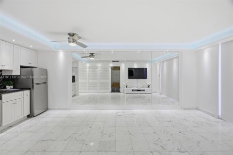 Condo in Miami Beach, Florida  № 1968581 - photo 18