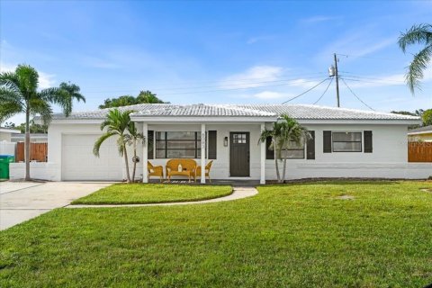 House in Kenneth City, Florida 3 bedrooms, 118.17 sq.m. № 1876744 - photo 1