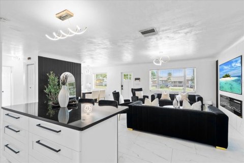 House in Kenneth City, Florida 3 bedrooms, 118.17 sq.m. № 1876744 - photo 17