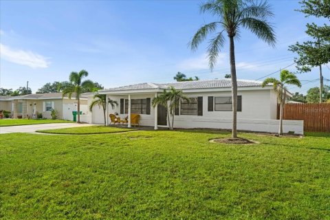 House in Kenneth City, Florida 3 bedrooms, 118.17 sq.m. № 1876744 - photo 2