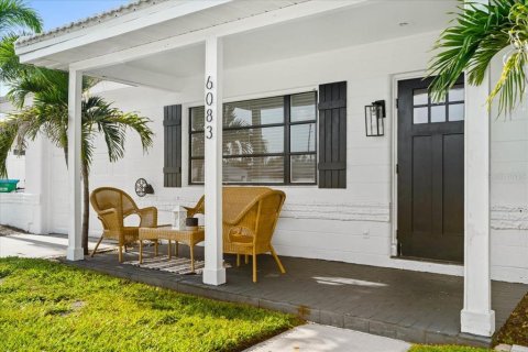 House in Kenneth City, Florida 3 bedrooms, 118.17 sq.m. № 1876744 - photo 4
