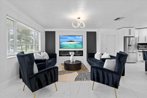 House in Kenneth City, Florida 3 bedrooms, 118.17 sq.m. № 1876744 - photo 6