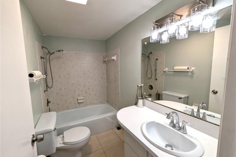 Condo in Sarasota, Florida, 2 bedrooms  № 1827093 - photo 9