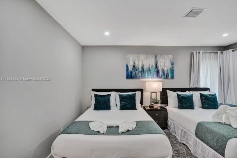 House in Hollywood, Florida 4 bedrooms, 146.97 sq.m. № 2014684 - photo 21