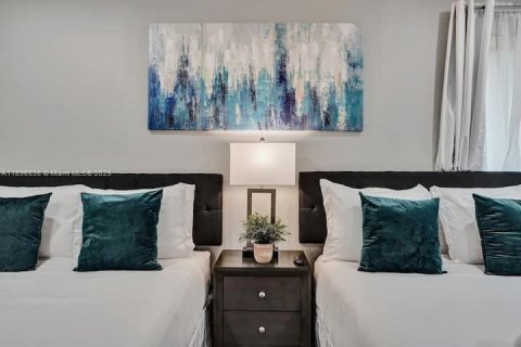 House in Hollywood, Florida 4 bedrooms, 146.97 sq.m. № 2014684 - photo 23