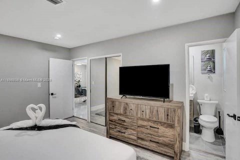 House in Hollywood, Florida 4 bedrooms, 146.97 sq.m. № 2014684 - photo 14