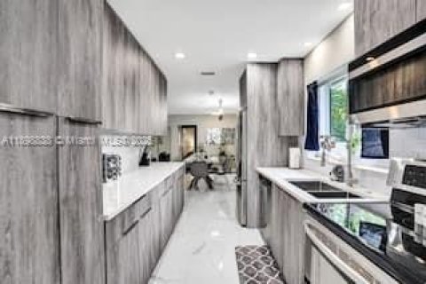 House in Hollywood, Florida 4 bedrooms, 146.97 sq.m. № 2014684 - photo 2