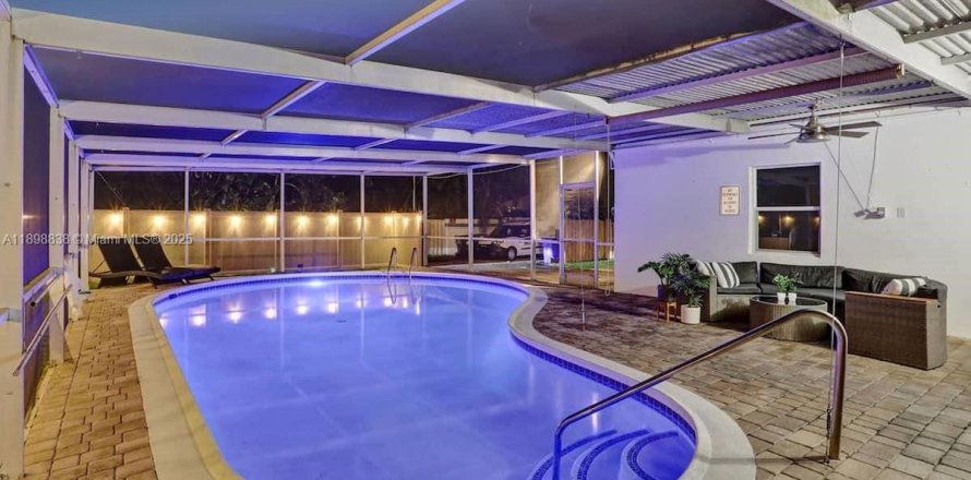 House in Hollywood, Florida 4 bedrooms, 146.97 sq.m. № 2014684