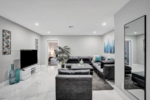 House in Hollywood, Florida 4 bedrooms, 146.97 sq.m. № 2014684 - photo 10