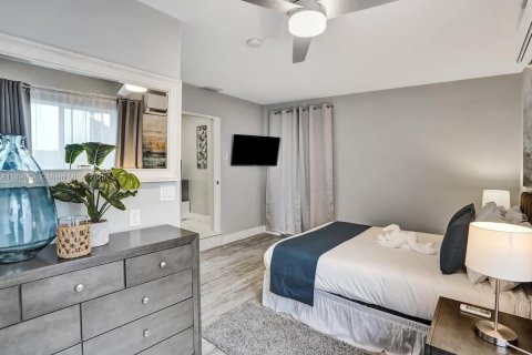 House in Hollywood, Florida 4 bedrooms, 146.97 sq.m. № 2014684 - photo 24