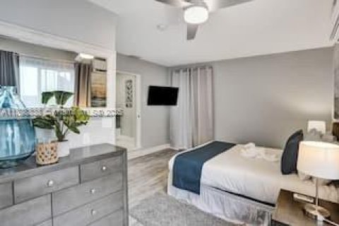 House in Hollywood, Florida 4 bedrooms, 146.97 sq.m. № 2014684 - photo 25