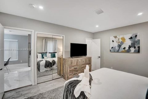 House in Hollywood, Florida 4 bedrooms, 146.97 sq.m. № 2014684 - photo 30