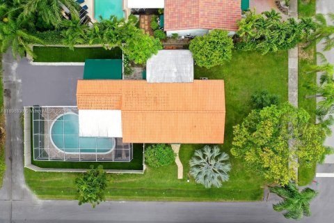 House in Hollywood, Florida 4 bedrooms, 146.97 sq.m. № 2014684 - photo 22