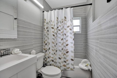 House in Hollywood, Florida 4 bedrooms, 146.97 sq.m. № 2014684 - photo 12