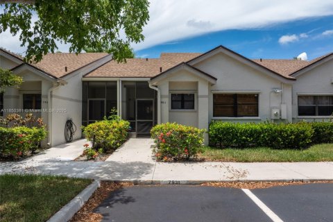 House in Plantation, Florida 2 bedrooms, 119.1 sq.m. № 1855156 - photo 1