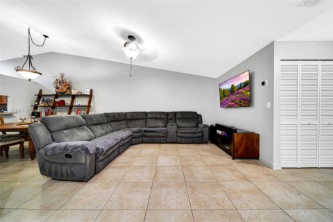 House in Plantation, Florida 2 bedrooms, 119.1 sq.m. № 1855156 - photo 9