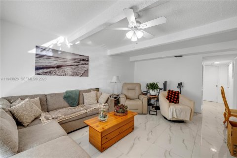 Villa ou maison à vendre à Pompano Beach, Floride: 2 chambres, 84.08 m2 № 2001172 - photo 3