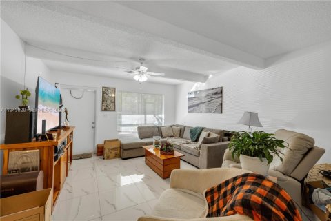 Villa ou maison à vendre à Pompano Beach, Floride: 2 chambres, 84.08 m2 № 2001172 - photo 4