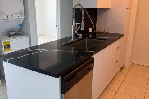 Condo in Miami, Florida, 2 bedrooms  № 1982709 - photo 9