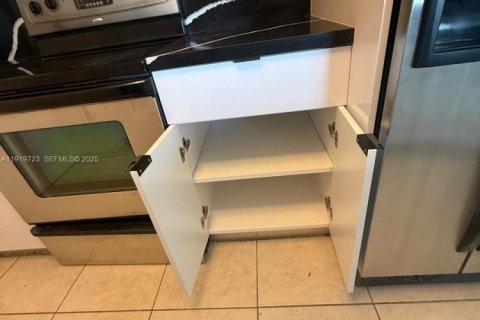 Condo in Miami, Florida, 2 bedrooms  № 1982709 - photo 8