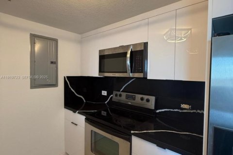 Condo in Miami, Florida, 2 bedrooms  № 1982709 - photo 7