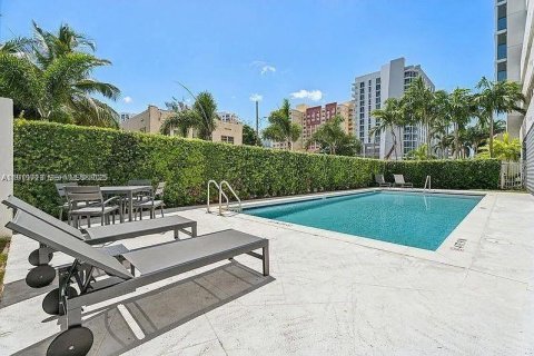 Condo in Miami, Florida, 2 bedrooms  № 1982709 - photo 5