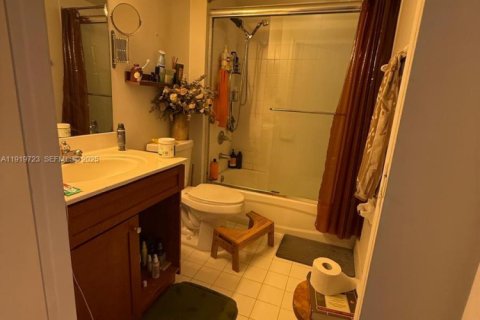 Condo in Miami, Florida, 2 bedrooms  № 1982709 - photo 26