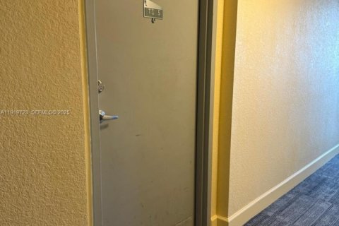 Condo in Miami, Florida, 2 bedrooms  № 1982709 - photo 25