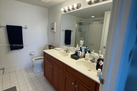 Condo in Miami, Florida, 2 bedrooms  № 1982709 - photo 20