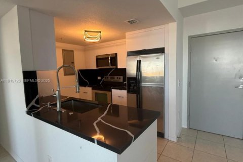 Condo in Miami, Florida, 2 bedrooms  № 1982709 - photo 6