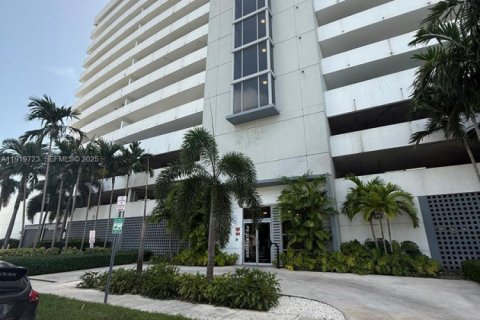 Condo in Miami, Florida, 2 bedrooms  № 1982709
