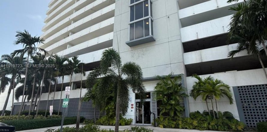 Condo in Miami, Florida, 2 bedrooms  № 1982709