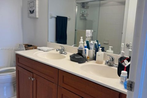 Condo in Miami, Florida, 2 bedrooms  № 1982709 - photo 19