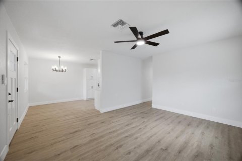 House in Clearwater, Florida 3 bedrooms, 95.88 sq.m. № 2205007 - photo 11