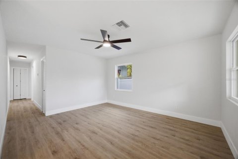 House in Clearwater, Florida 3 bedrooms, 95.88 sq.m. № 2205007 - photo 10