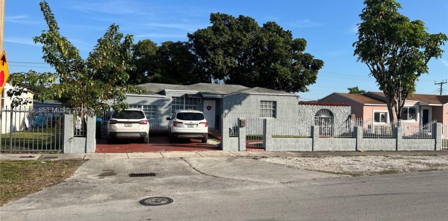 Villa ou maison à Miami, Floride 5 chambres, 177.26 m2 № 1998977