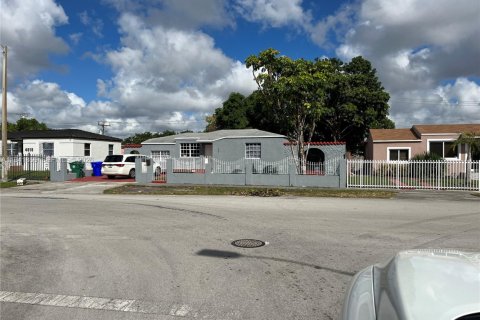Villa ou maison à vendre à Miami, Floride: 5 chambres, 177.26 m2 № 1998977 - photo 3