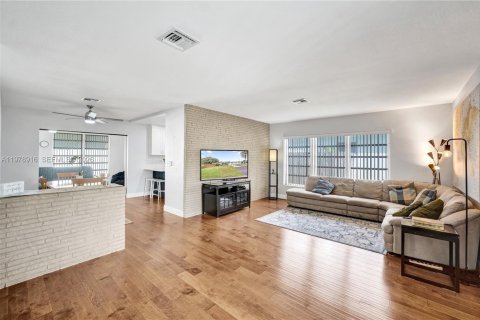 Casa en Oakland Park, Florida 3 dormitorios, 160.72 m2 № 2048259