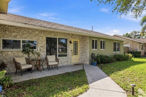 House in Wellington, Florida 3 bedrooms, 117.61 sq.m. № 2069929 - photo 3