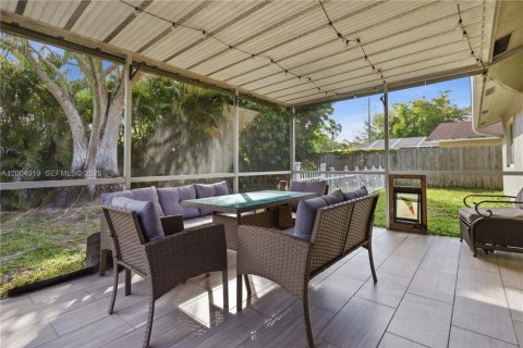 House in Wellington, Florida 3 bedrooms, 117.61 sq.m. № 2069929 - photo 22