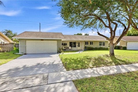 House in Wellington, Florida 3 bedrooms, 117.61 sq.m. № 2069929 - photo 2