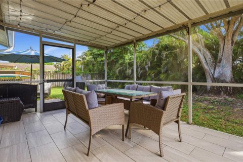 House in Wellington, Florida 3 bedrooms, 117.61 sq.m. № 2069929 - photo 21