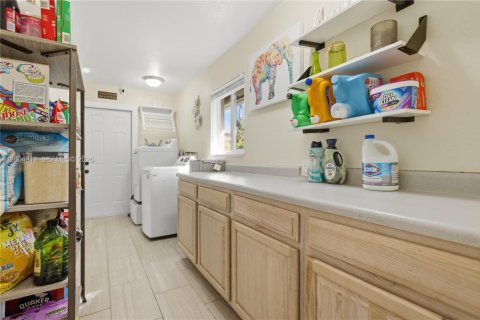 House in Wellington, Florida 3 bedrooms, 117.61 sq.m. № 2069929 - photo 19