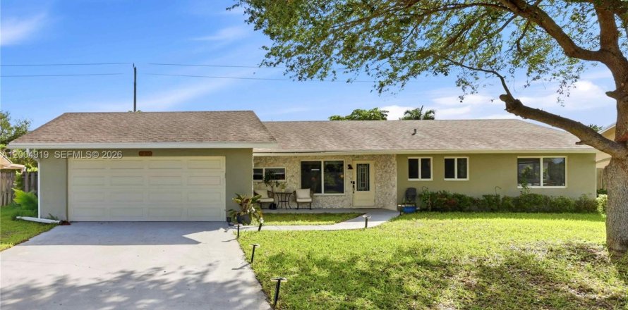 House in Wellington, Florida 3 bedrooms, 117.61 sq.m. № 2069929