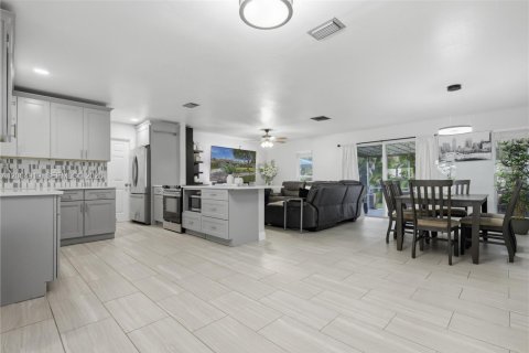 House in Wellington, Florida 3 bedrooms, 117.61 sq.m. № 2069929 - photo 4