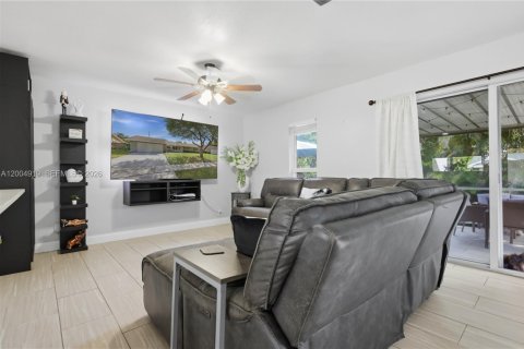 House in Wellington, Florida 3 bedrooms, 117.61 sq.m. № 2069929 - photo 9