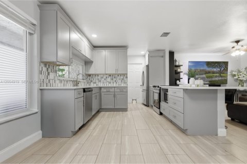 House in Wellington, Florida 3 bedrooms, 117.61 sq.m. № 2069929 - photo 7
