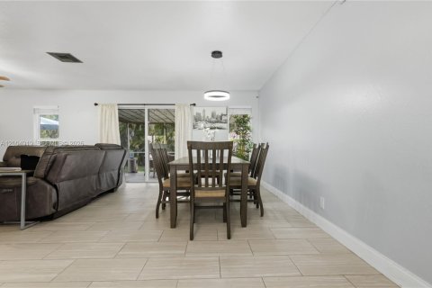 House in Wellington, Florida 3 bedrooms, 117.61 sq.m. № 2069929 - photo 11